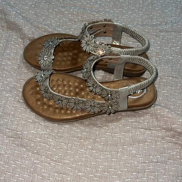 Andiamo flower thong sandal. - Picture 2 of 4